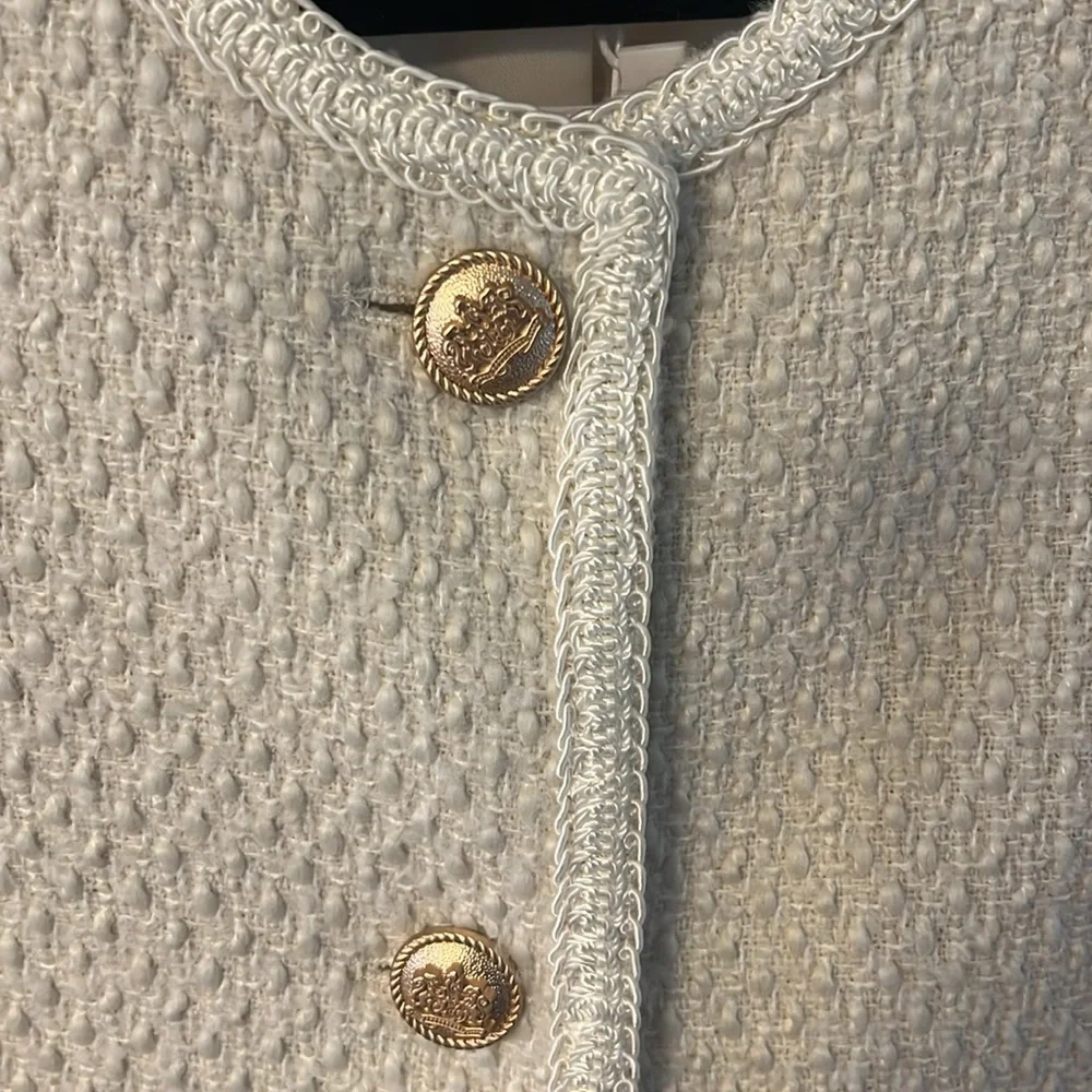 Cream Gold Cropped Blazer with Textured Fabric - Picture 2 of 9